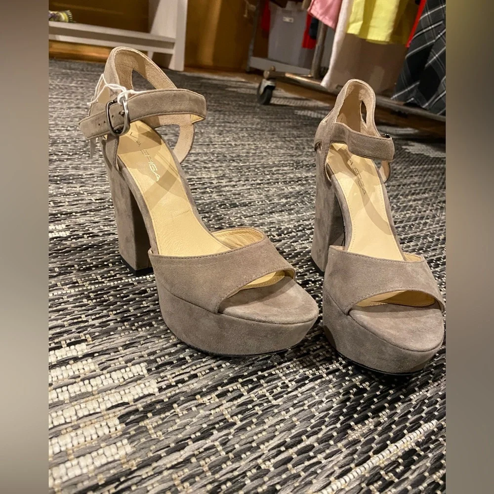 NWB Via Spiga Vanita Light Grey Suede Platform Sandals 7